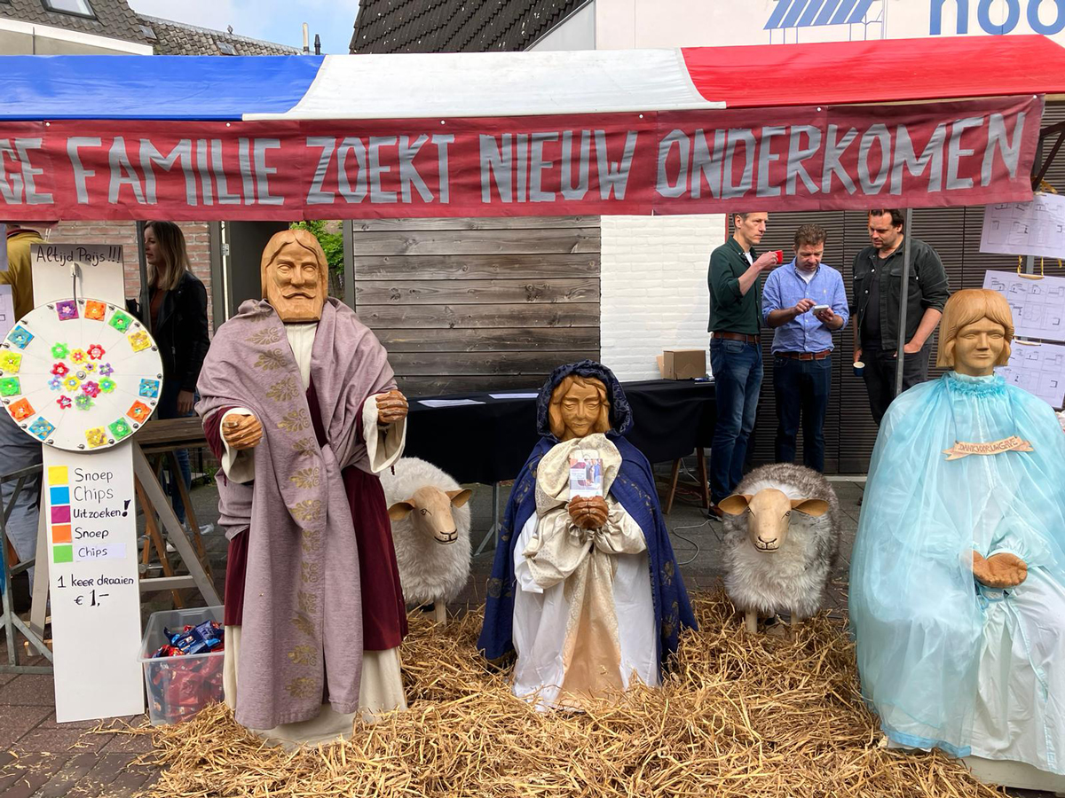 Kerststalbeelden: Jozef, Maria en de engel. Met op de achtergrond Ruud, Wim en Bram