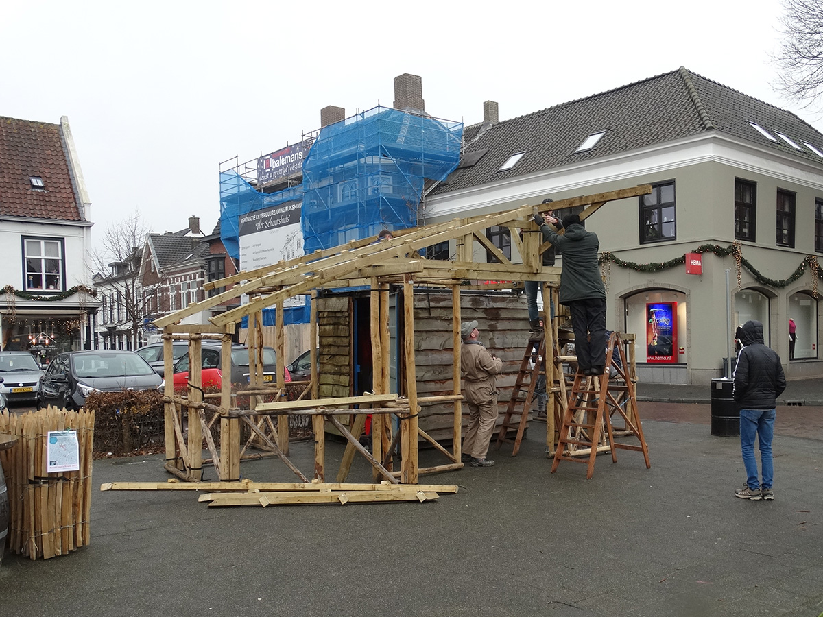 Leden van de bouwploeg bevestigen de bovenbalk