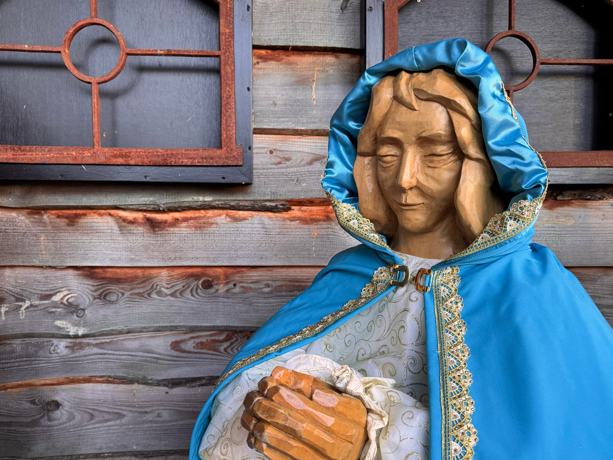 Maria met een hemelsblauwe mantel en witte jurk