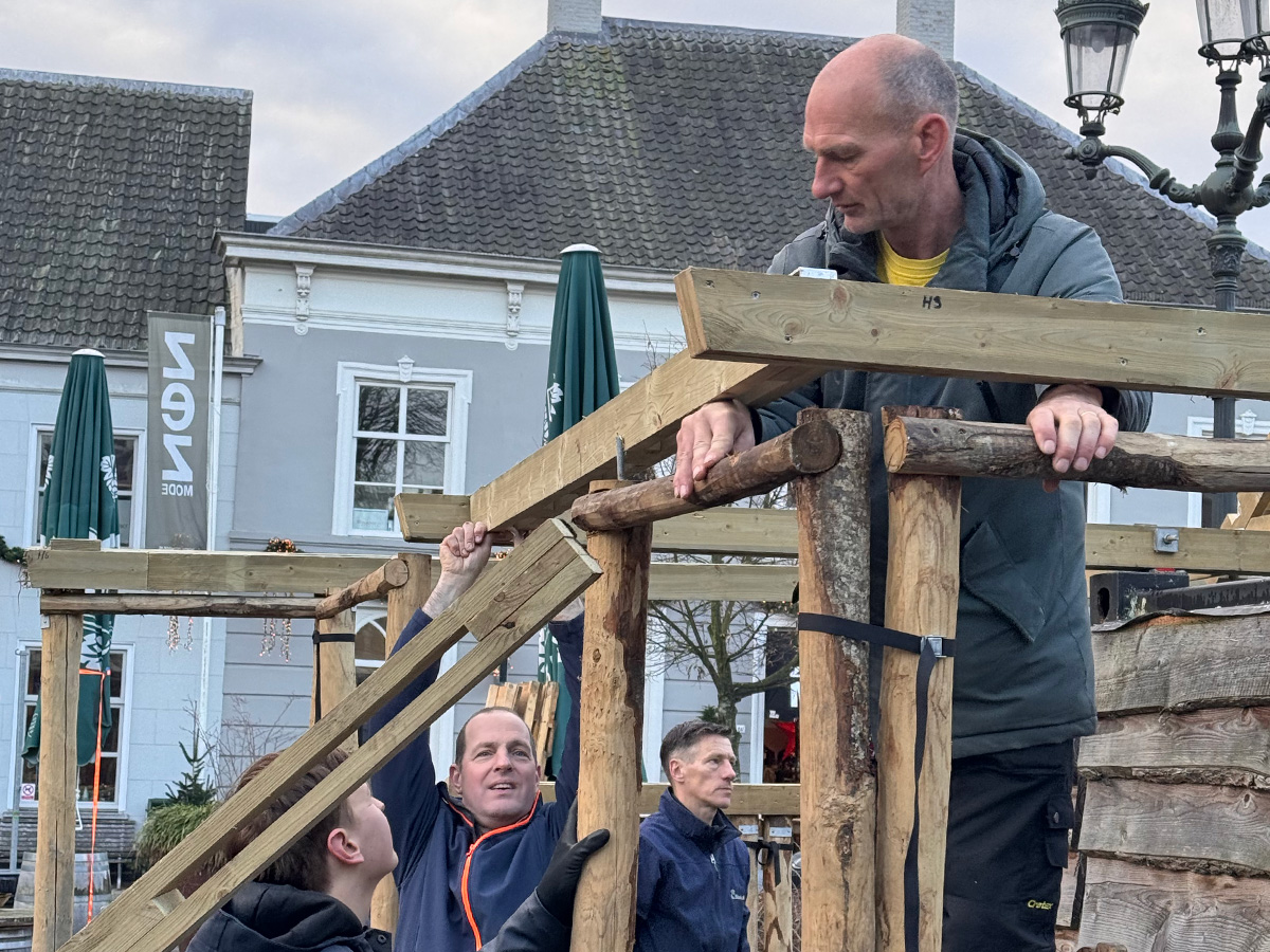 planken van het raamwerk om het dak vast te zetten