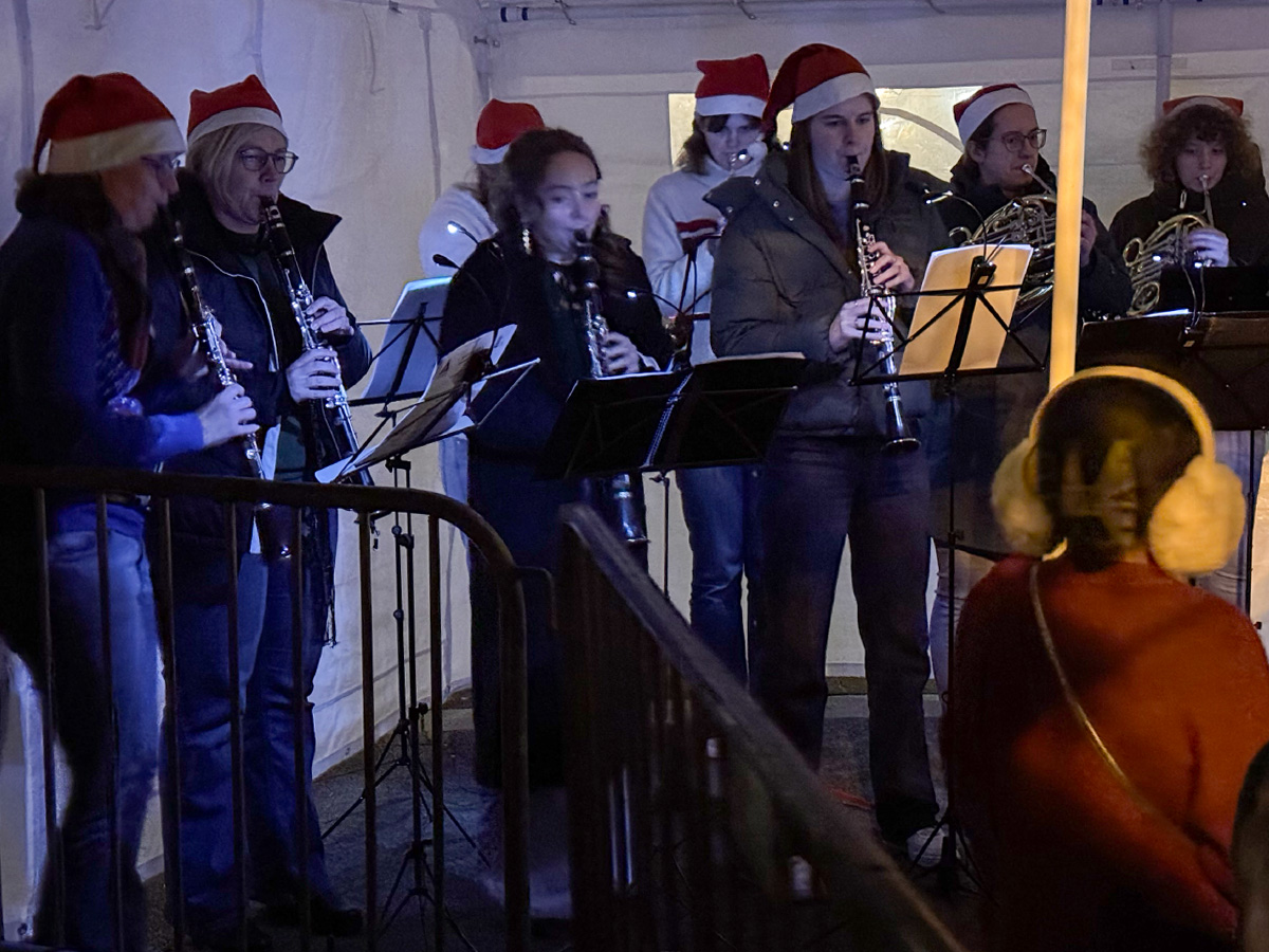 diverse muzikanten van harmonie Cecilia met een klarinet.