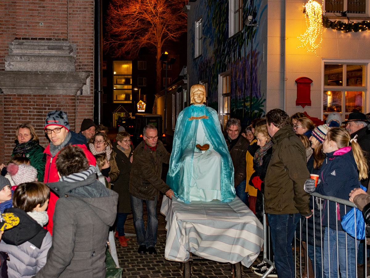 nieuwe knikengel wordt naar de stal gebracht