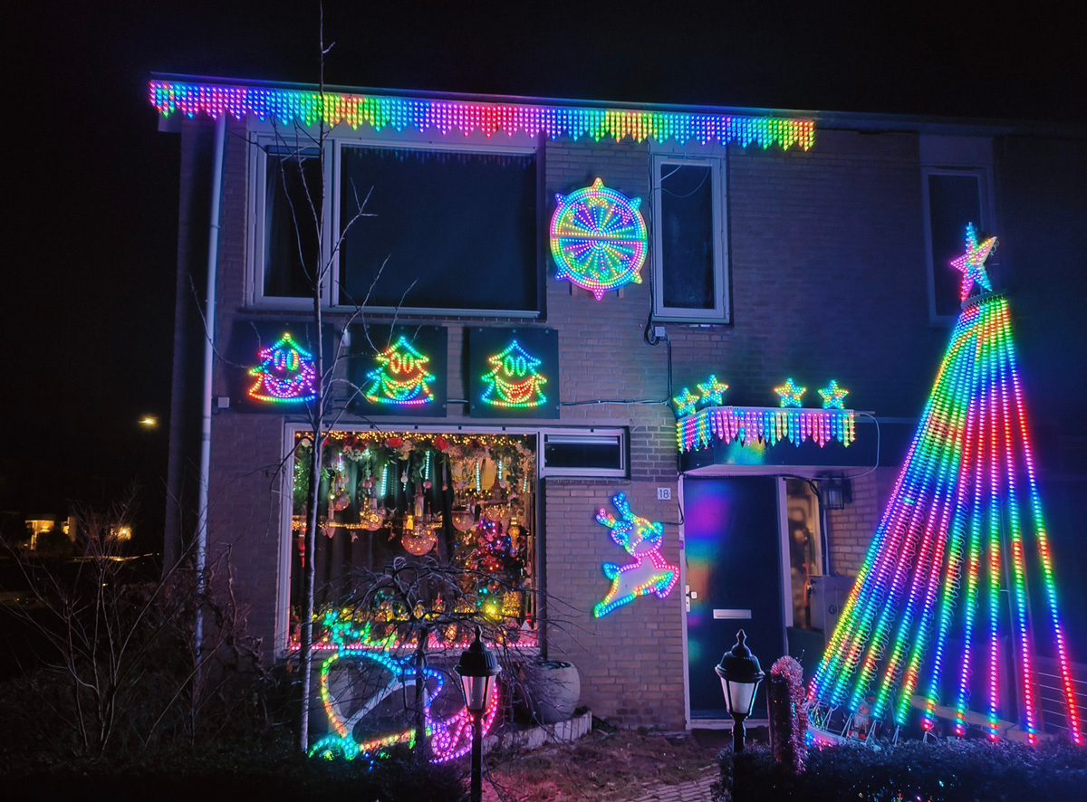 kerstcreatie met een vrolijke kleurrijke lichtshow