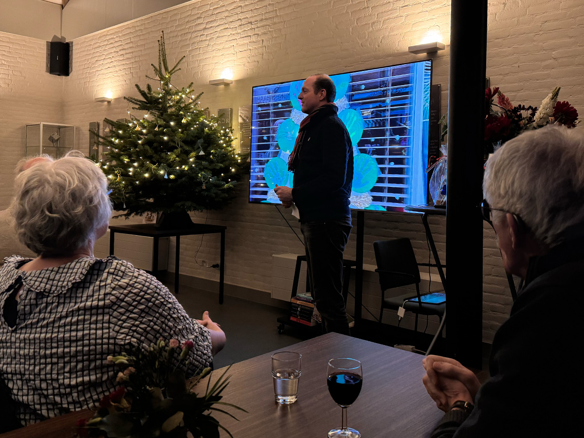 Xander presenteert de uitreiking van vakjuryprijzen. Annemarie en Thijs kijken toe.